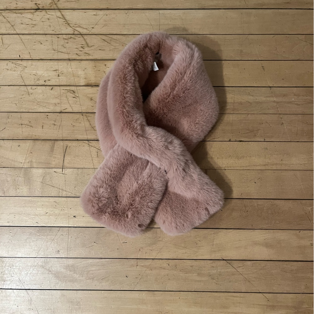 Faux-fur pink stole